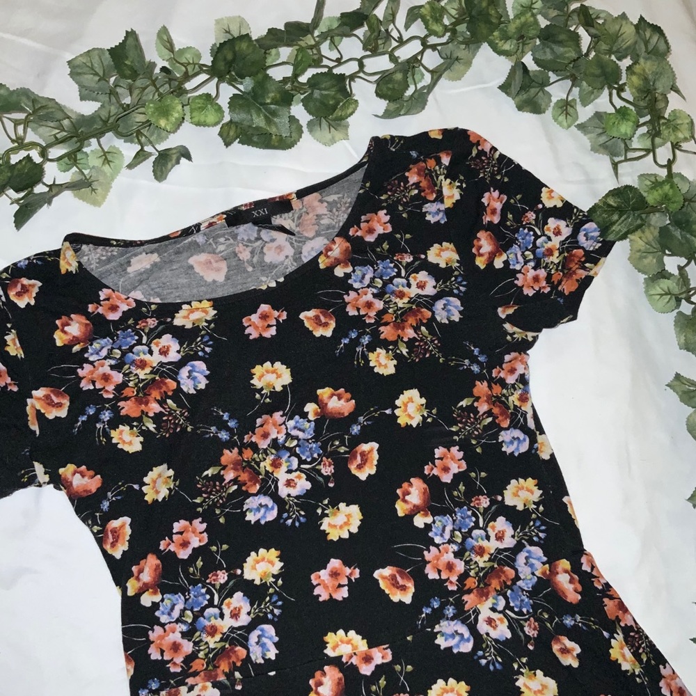 Floral Ruffle Bottom Top - Picture 2 of 5